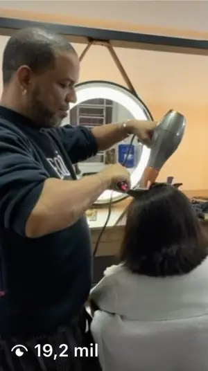 Reel do Marrom Chic Studio mostrando um cabeleireiro finalizando um corte, com 19,2 mil visualizações.